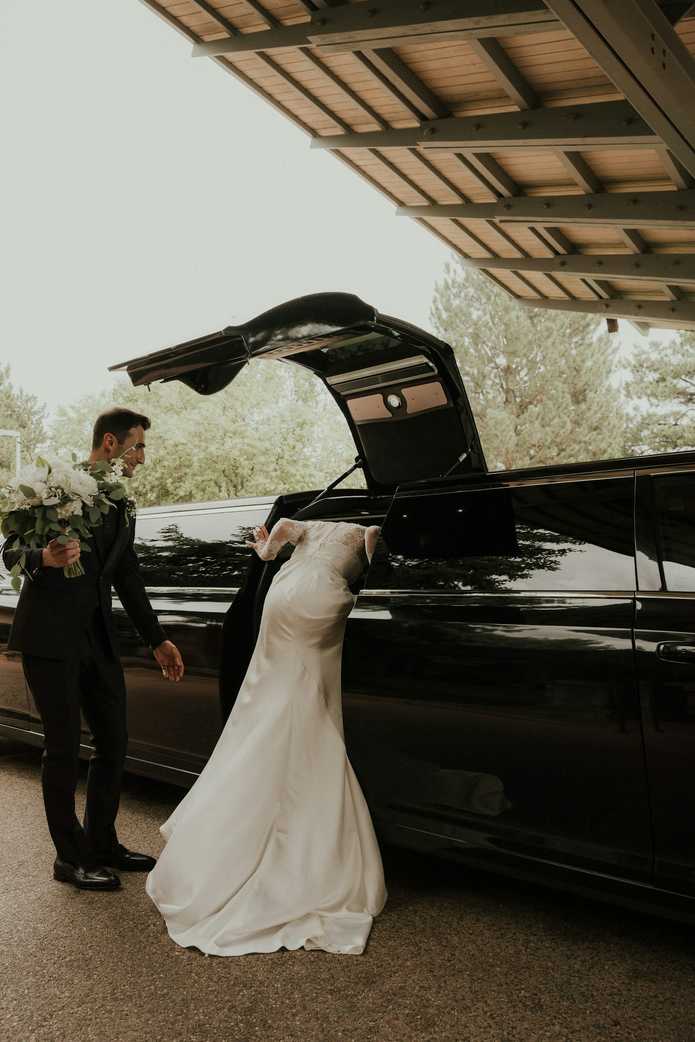 Pareja de novios celebrando su boda